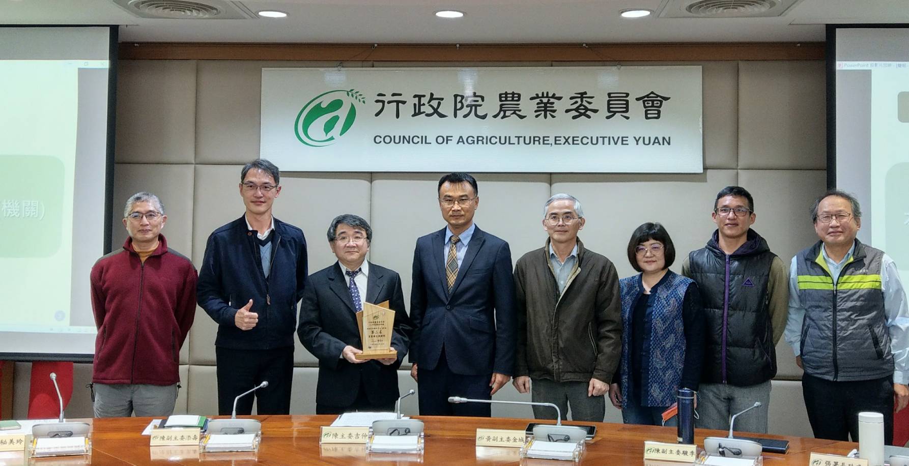 主委、黃副主委及本所主管及同仁大合照