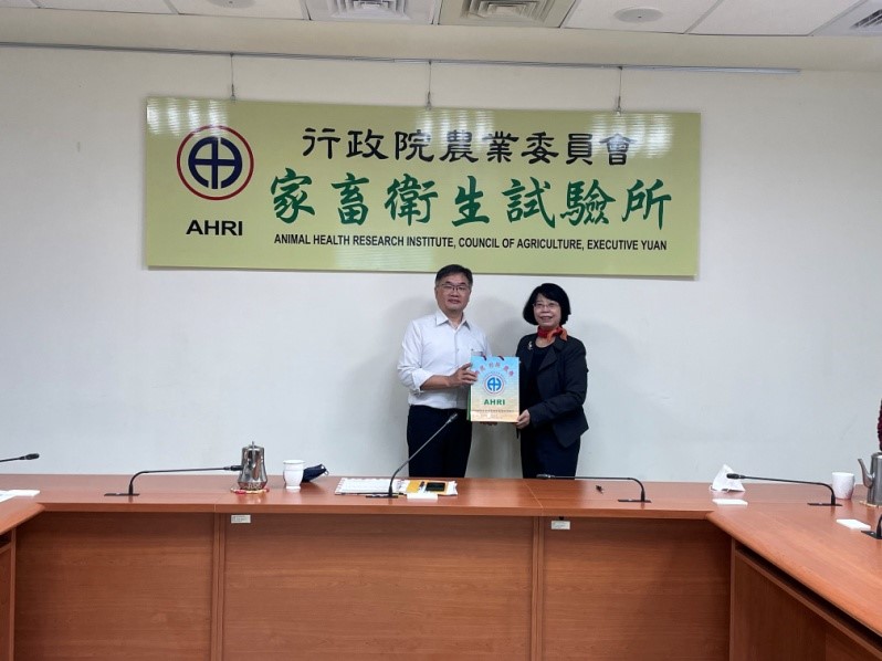 本所所長致贈禮品合影(左起所長、施進票副研究員)