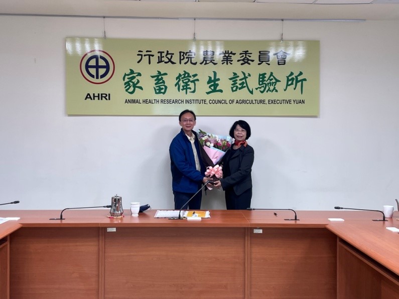 本所所長致贈服務獎章合影(左起所長、施進票副研究員)