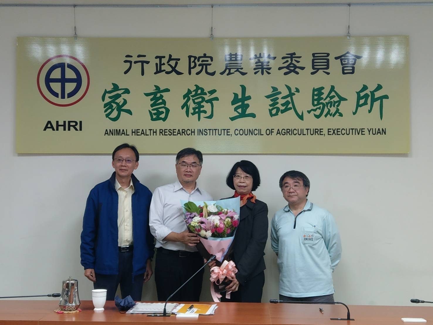 本所所長致贈服務獎章合影(左起所長、施進票副研究員)