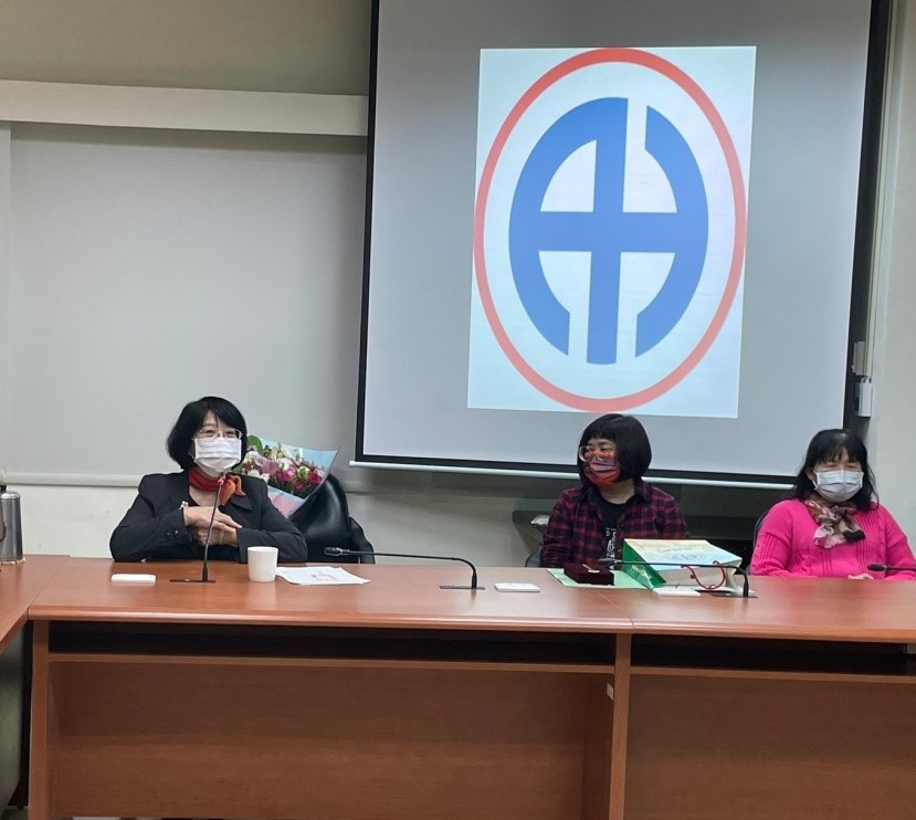 本所所長致贈服務獎章合影(左起所長、施進票副研究員)