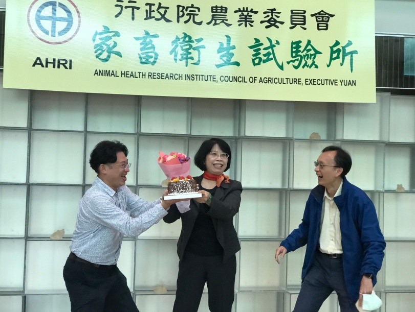 施進票副研究員與同仁合影留念