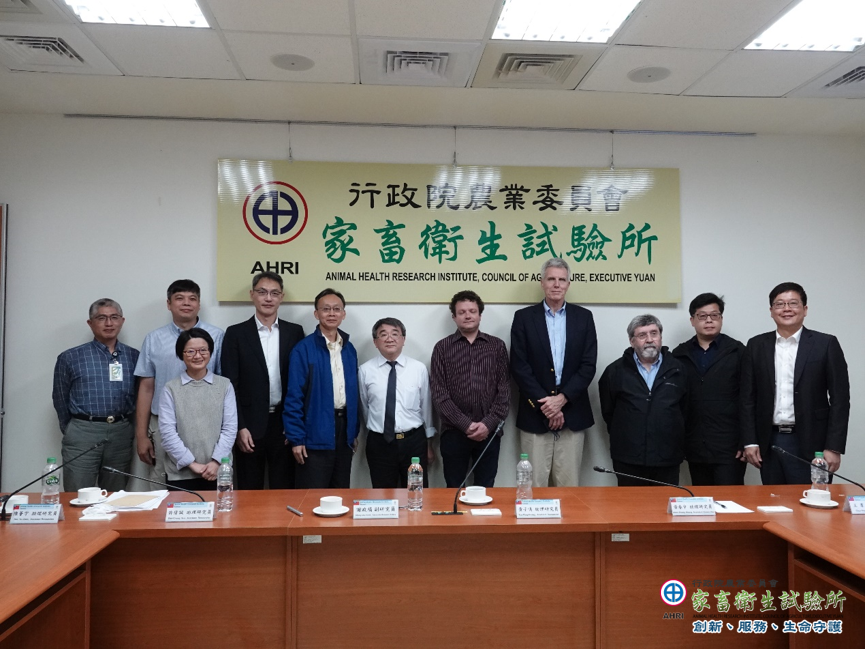 美國農業部農業研究署(Agricultural Research Service;ARS) Dr. Cyril Gay (右四)、Dr. Douglas Gladue (右五)以及Dr. Manuel V. Borca(右三)等三位專家前來本所參訪。