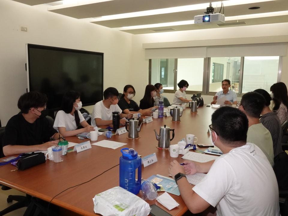 鄧明中所長主持開訓式,期勉同學透過實習找到自己的興趣與未來目標。