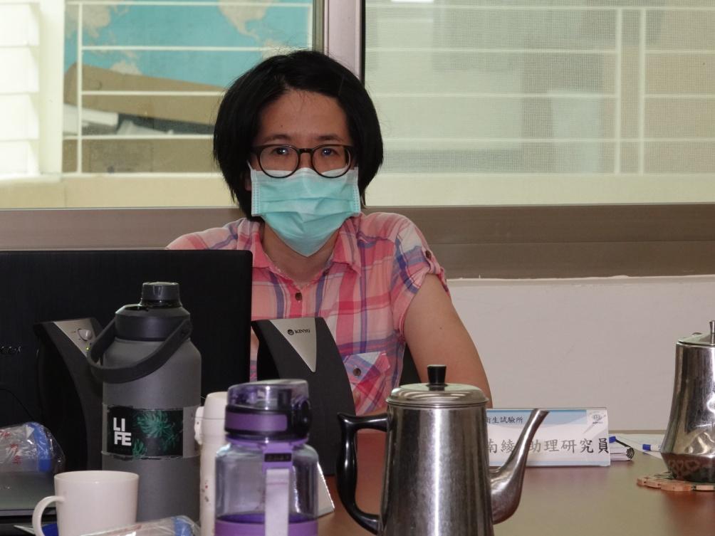 官南綾助理研究員簡介實驗室生物安全操作。
