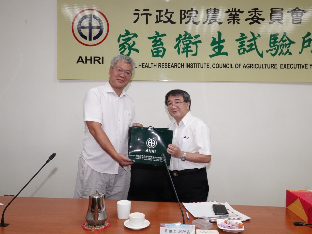 國立嘉義大學獸醫學院賴治民院長親自陪同學員至本所進行交流。許聰文副所長致贈本所紀念品予嘉義大學獸醫學院賴治民院長。