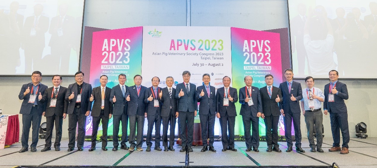 農業部陳駿季次長(右八)、本屆APVS年會邱明堂主席(右七)、中央畜產會林聰賢董事長(右六)、本屆APVS年會莊寬裕副主席(右五) 、農業部動植物防疫檢疫署邱垂章署長(右四)、本所鄧明中所長(右三)、中華民國獸醫師公會全國聯合會理事長譚大倫理事長(右二)、本屆APVS年會林昭男秘書長(右一)及各國與會專家等來賓於年會開幕式合影,照片引用自本屆APVS官網。