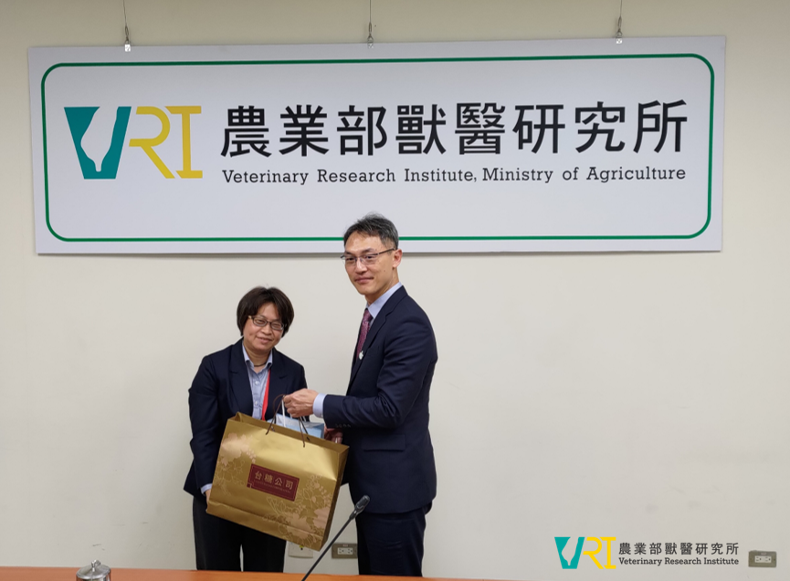 鄧明中所長致贈紀念品予來訪之外賓,並由台灣大學張家宜教授代表接受。