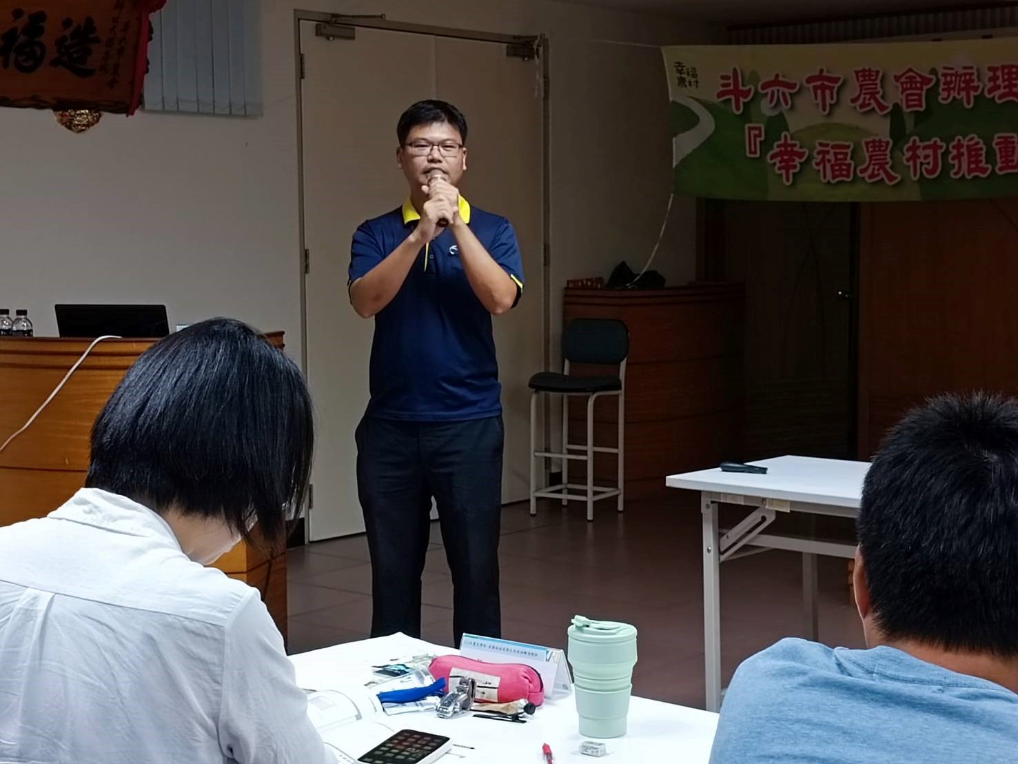 謝詠丞科長進行畜禽場法規概述,說明畜牧場申請流程。
