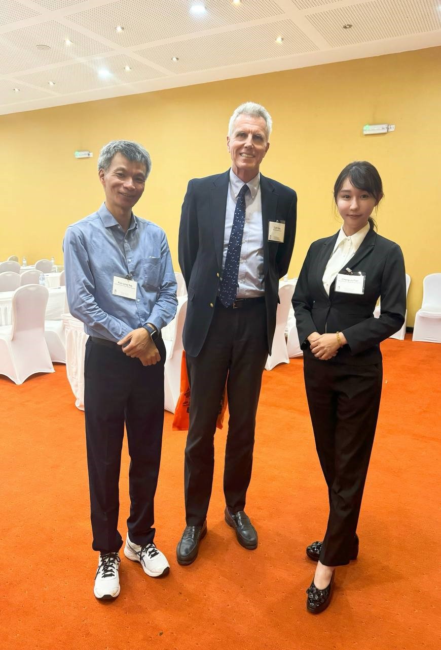 本所蔡國榮副研究員、潘成儒助理研究員與美國農業部農業研究署(Agricultural Research Service;ARS)動物生產及保健國家型計畫主持人Dr. Cyril Gay於會場合影。