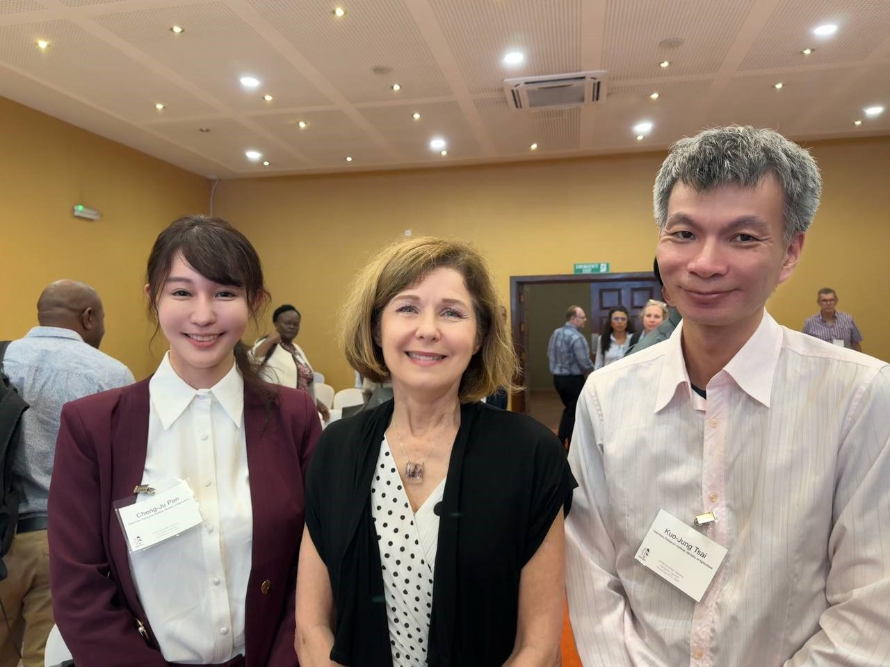 本所蔡國榮副研究員、潘成儒助理研究員與澳洲動物疾病準備中心(Australian Centre for Disease Preparedness;ACDP)研究團隊領導者Dr. Wilna Vosloo於會場合影。