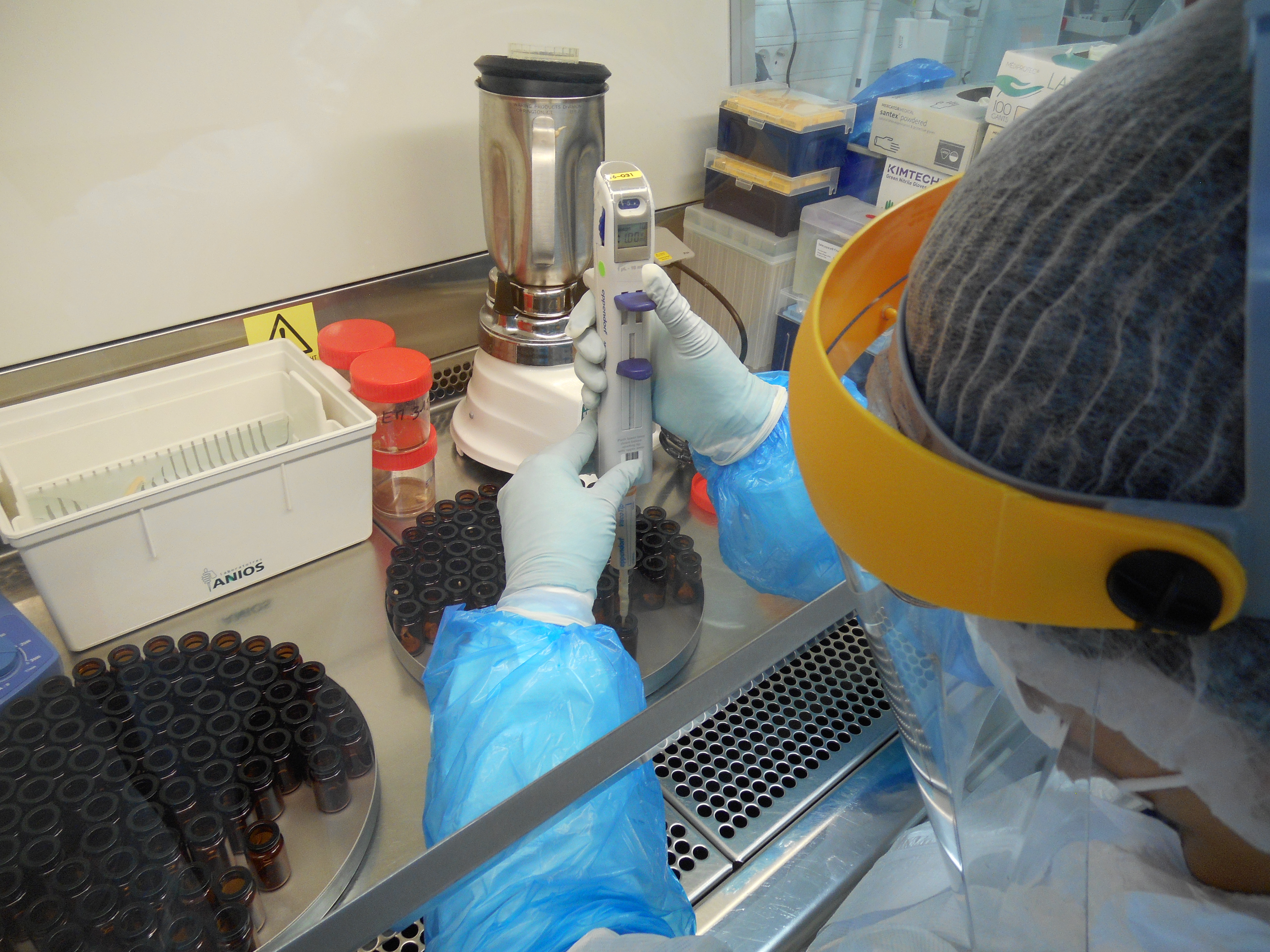 南錫狂犬病及野生動物實驗室狂犬病研究同仁於三級實驗室內示範能力試驗抗原製備。