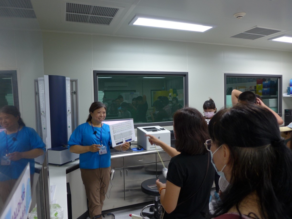 魯懿萍副研究員介紹屏東水生動物實驗室快速自動化檢疫檢驗流程