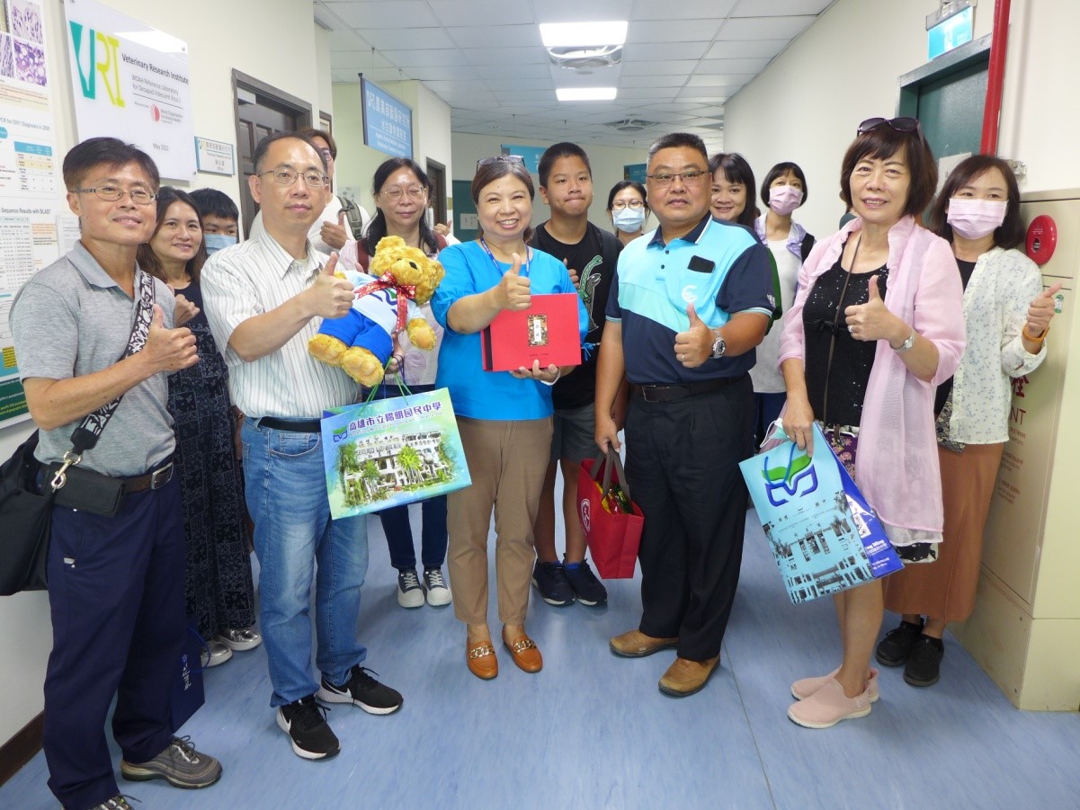 與高雄陽明國中校長、教師與家長會長留影(II)