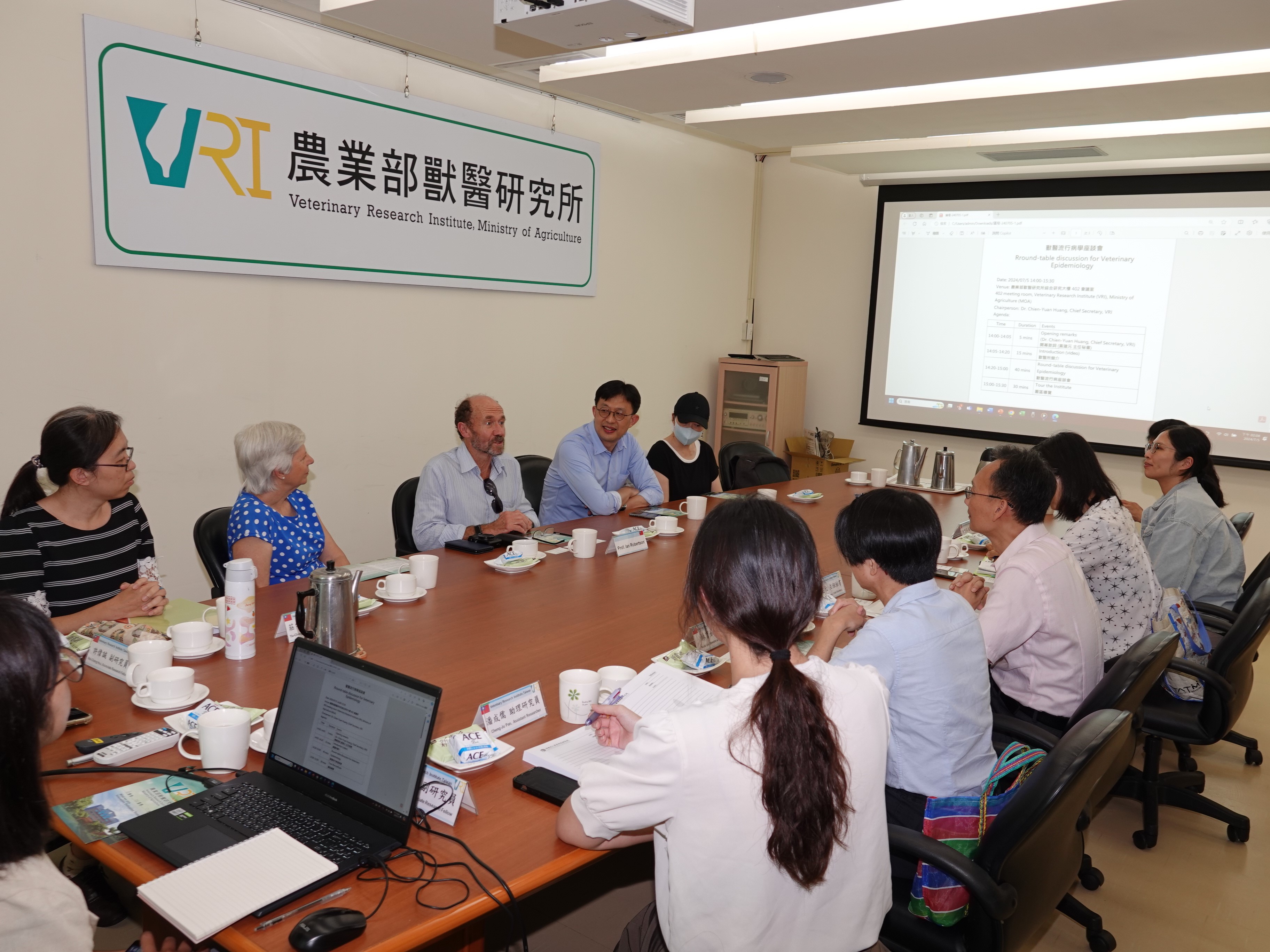 澳洲獸醫流行病學專家Dr. Ian Robertson伉儷(左三)與本所同仁座談交流。