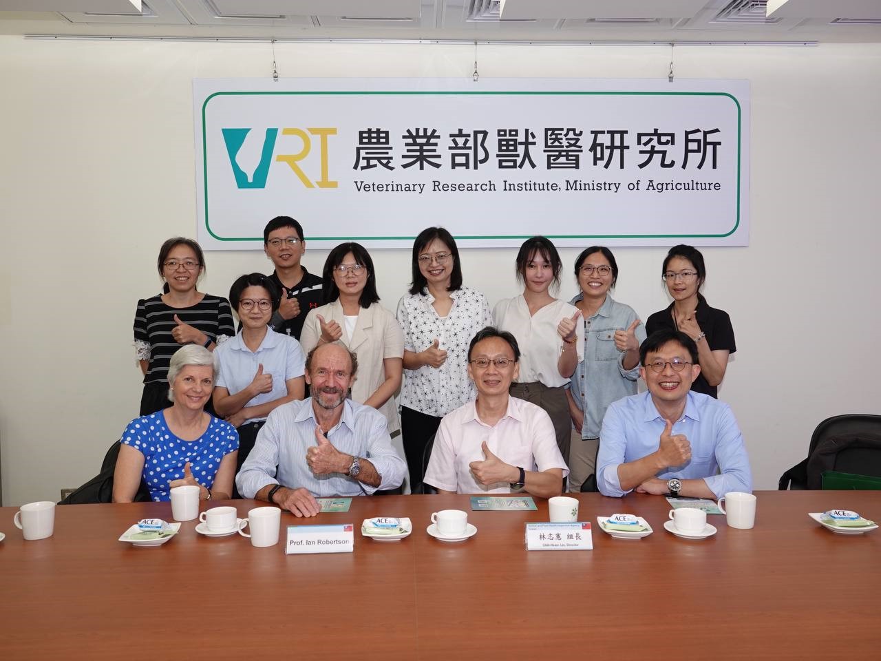 澳洲獸醫流行病學專家Dr. Ian Robertson伉儷(前排左二)、農業部動植物防疫檢疫署林志憲組長(前排右一)與本所與會代表合影。