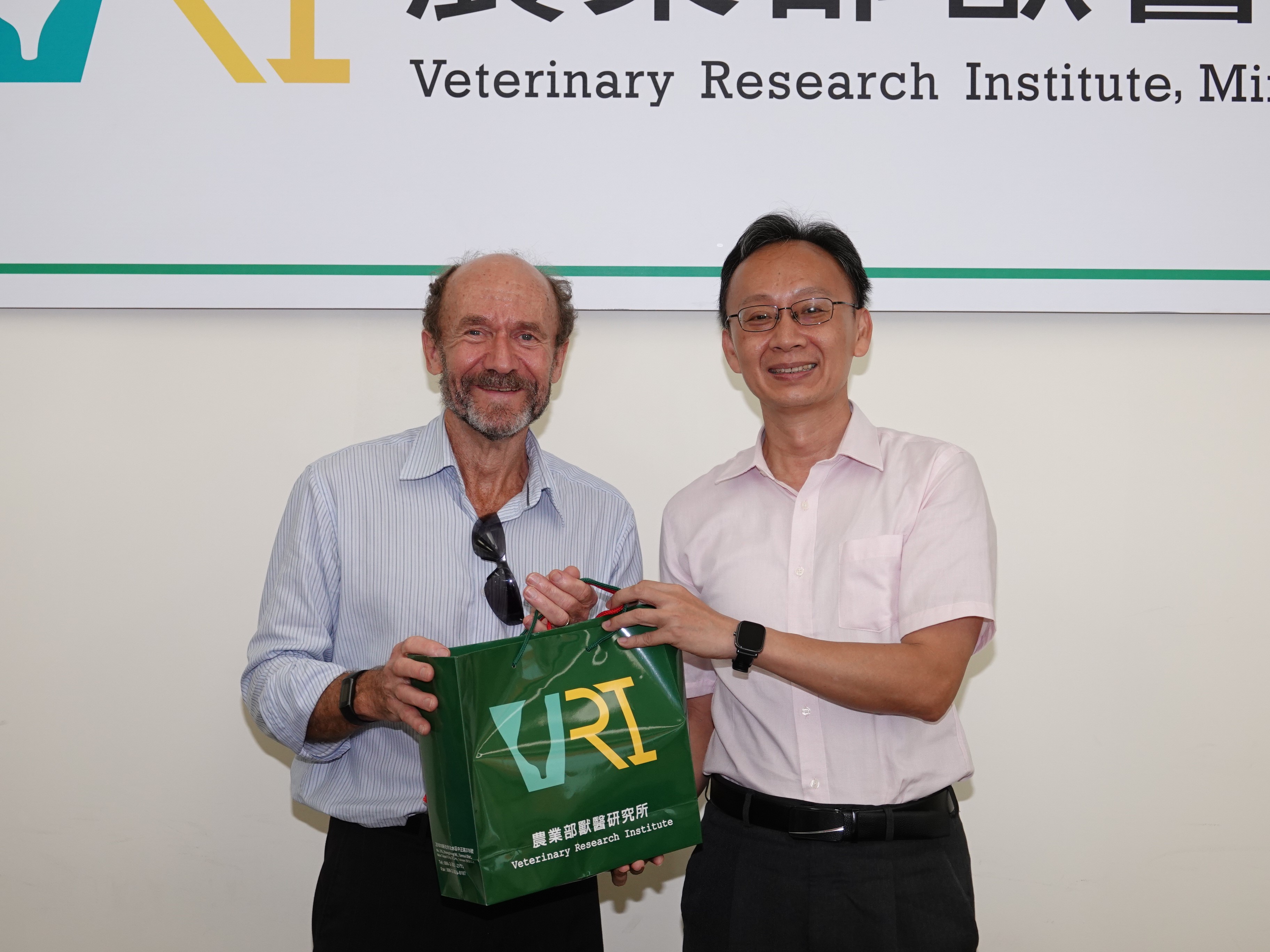 本所致贈澳洲獸醫流行病學專家Dr. Ian Robertson紀念品。