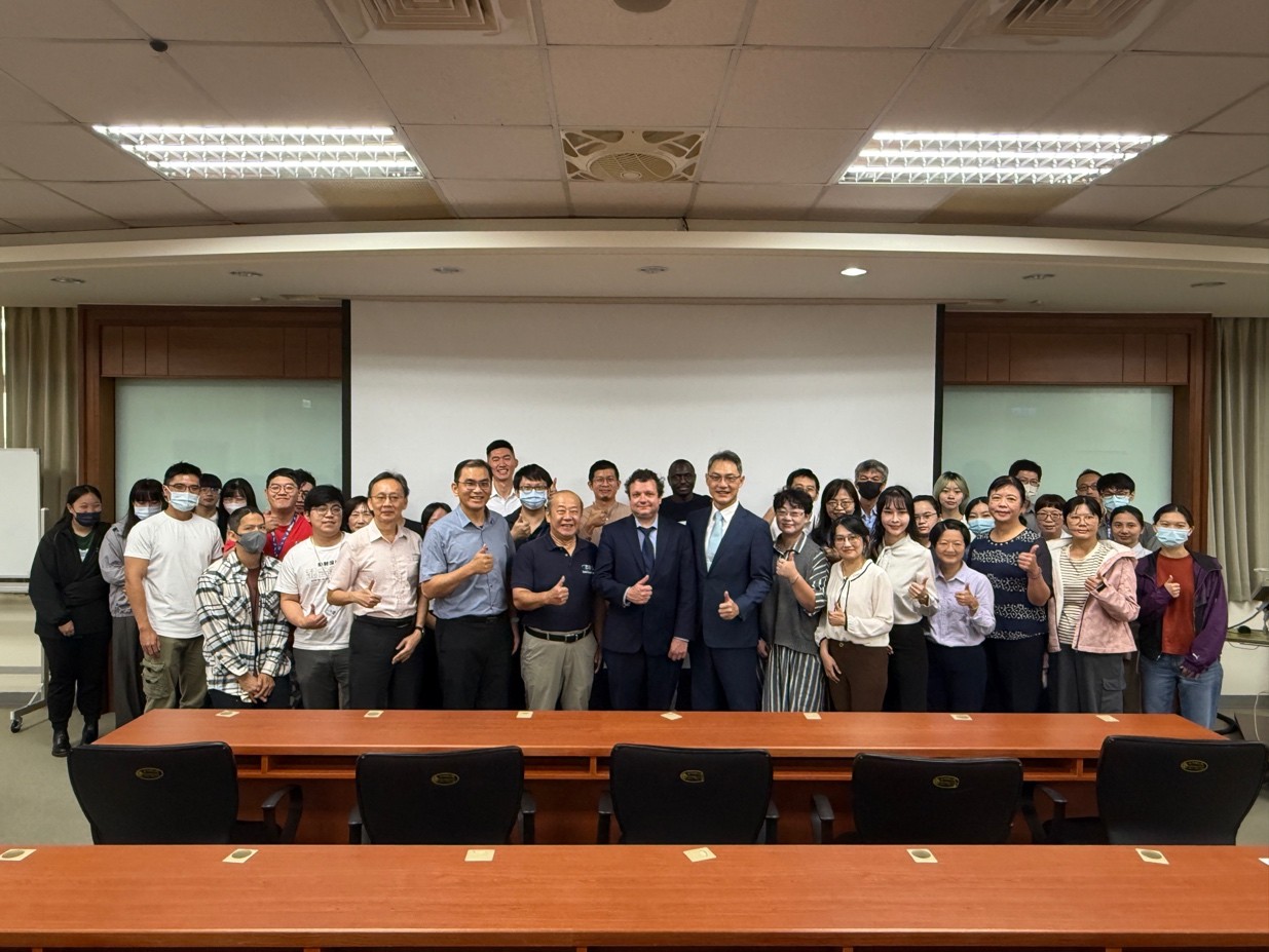 臺美共同提升防疫能力！美國非洲豬瘟專家Dr. Gladue來臺交流